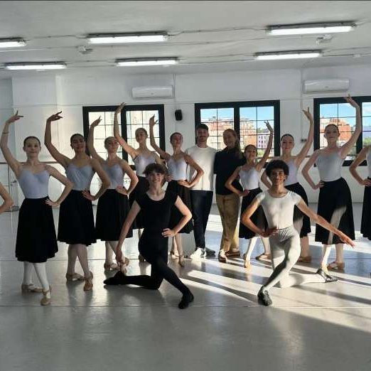 Clase de ballet para adultos en el estudio