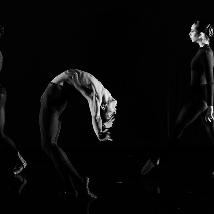 Danza contemporánea en blanco y negro