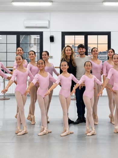 Alumnas de ballet infantil con sus profesores