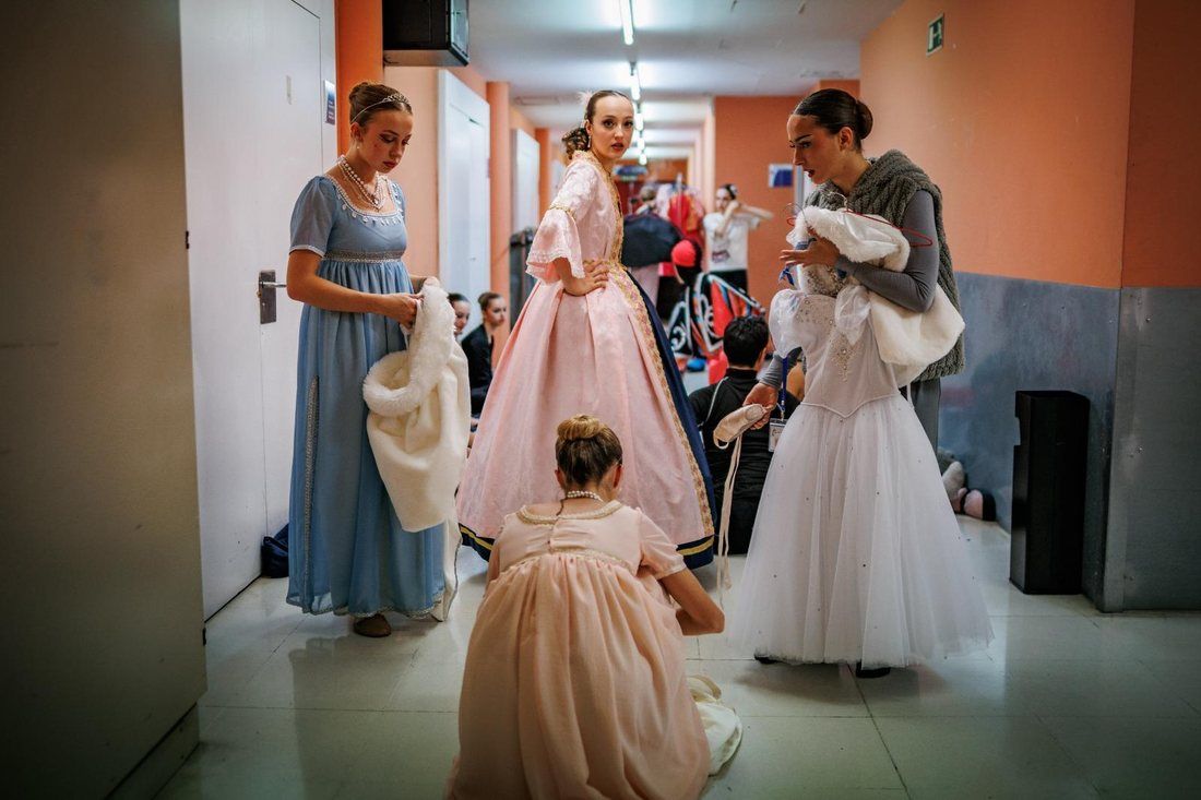 Bailarinas con vestuario de fiesta en el pasillo de camerinos