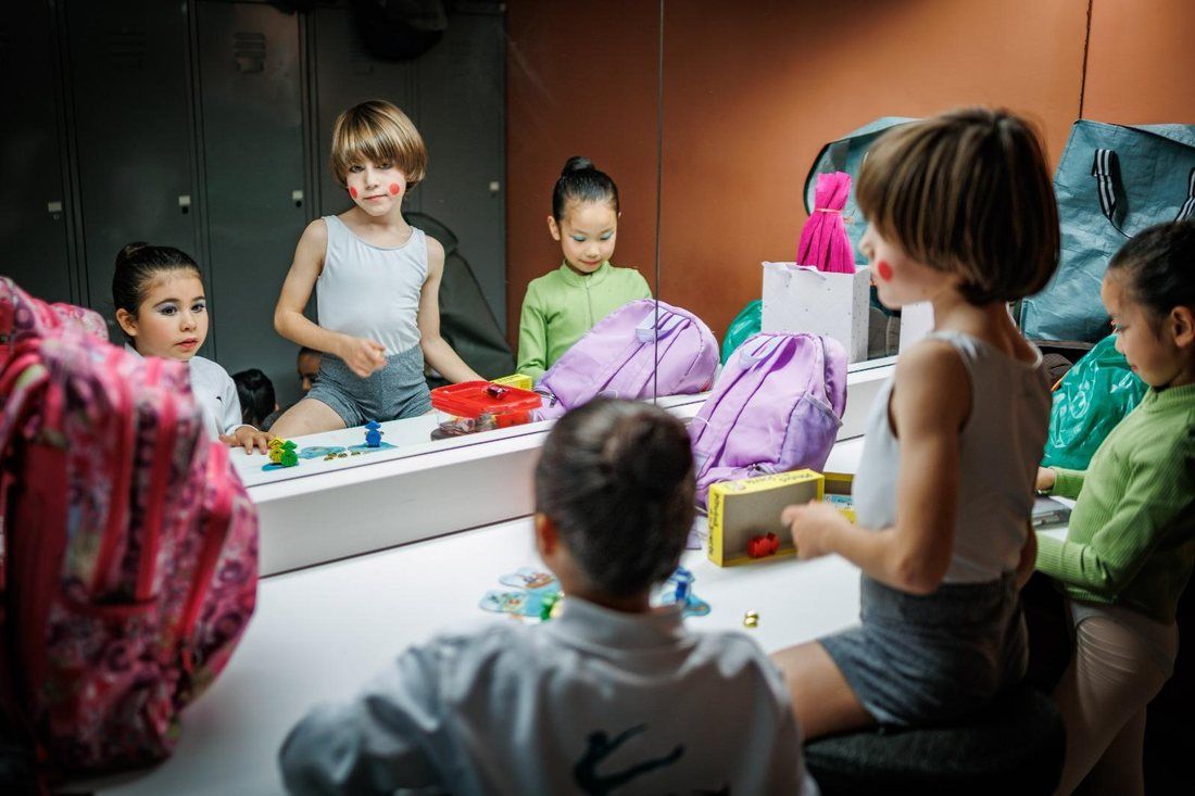 Los más pequeños se preparan en el camerino