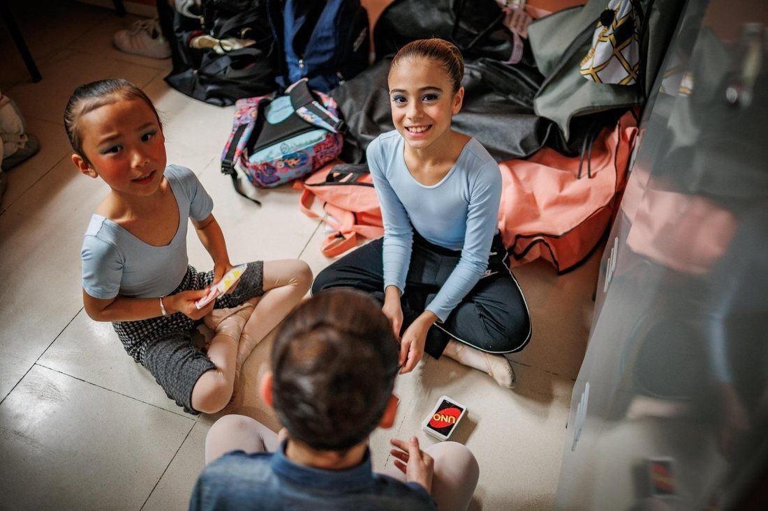 Dos alumnas sonríen mientras esperan su turno