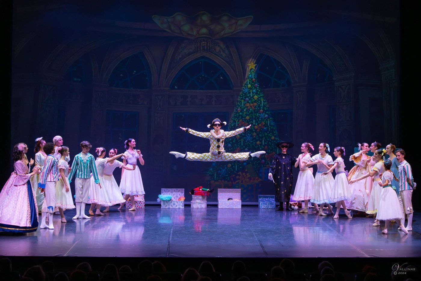 La fiesta de Nochebuena junto al árbol, con Drosselmeyer en el centro